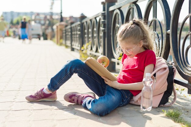 Kindstudent die glazen dragen die boek lezen