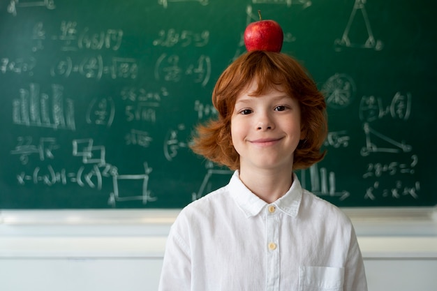 Foto kindstudent op school met appel op hoofd