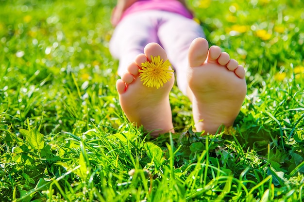 Kindvoeten op het gras