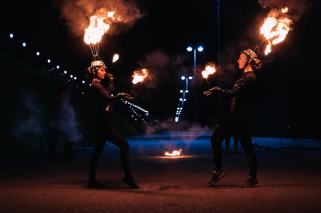 KINESHMA RUSLAND 09 OKTOBER 2021 Meisje met brandende fonkelende fakkel presenteert een vuurshow en pyrotechnische prestaties