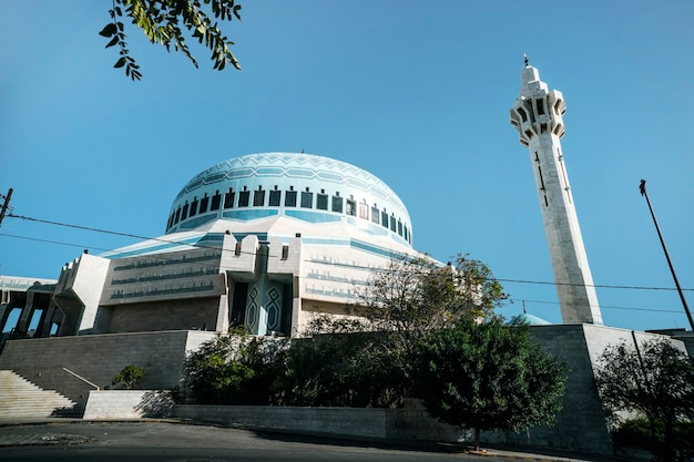 사진 요르단 암만 에 있는 왕 압둘라 1 세 모스크 는 1982 년 에서 1989 년 사이 에 지어진 현대적 인 모스크 이다. 푸른 하늘 의 배경 에 있는 높은 미나 ⁇