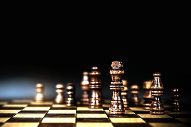 Король шахмат с командой на шахматной доске
