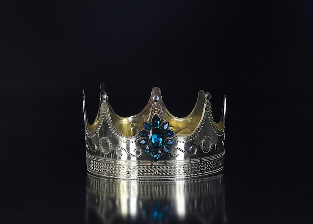 Королевская корона на черном фоне