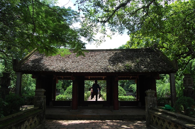 2012年7月8日にベトナムのハノイでニンビンのTruongYen村でベトナム人旅行のためのホアルー古代首都の王皇帝ディンティエンホアン寺院とNhatTruPagodaが敬意を表して祈る