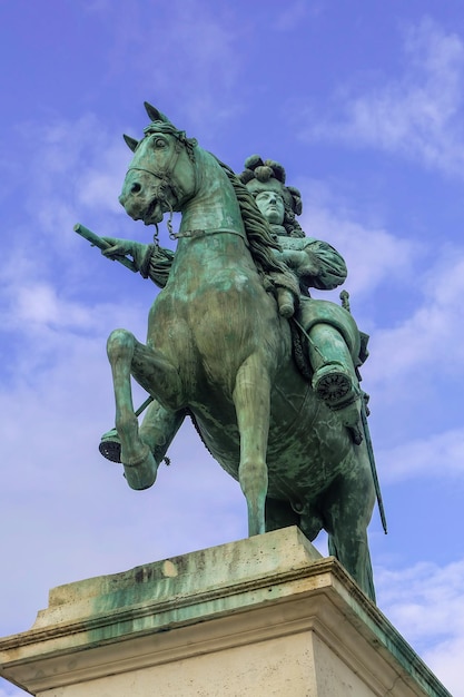 ヴェルサイユ宮殿フランスの前にあるルイ14世の像2017年9月