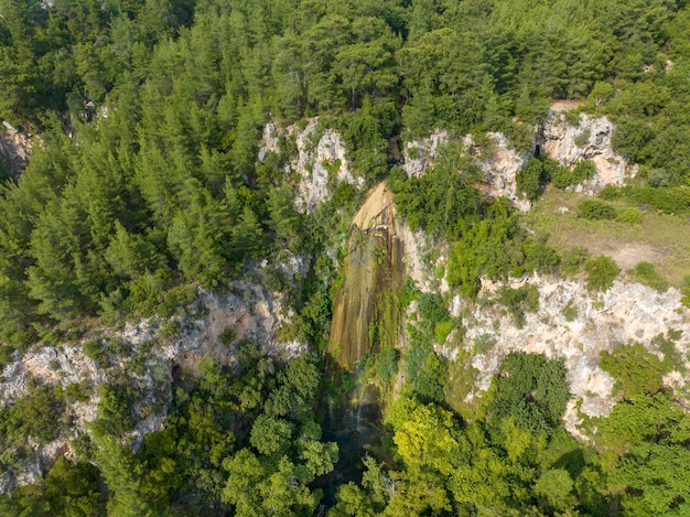 King Pool, een uitzicht van de top van de Ucansu waterval klif naar het groene bos in Antalya - Turkije