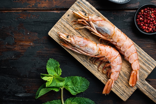 Photo king prawns with herbs over dark rustic wooden