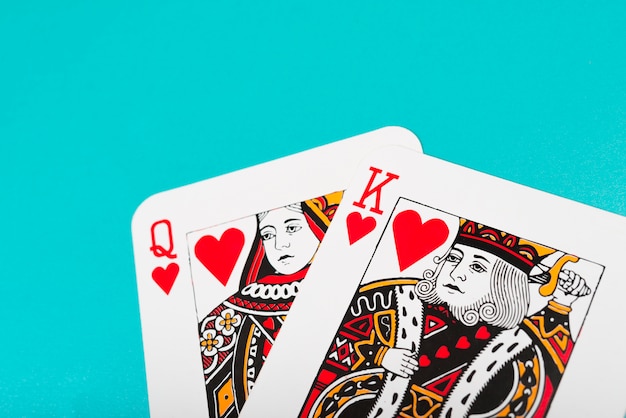 Re e regina di cuori che giocano a carte