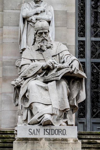 Foto scultura del re. facciata della biblioteca nazionale a madrid, spagna