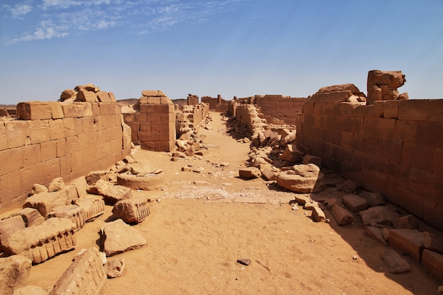 Kingdom kush - le rovine del tempio nel deserto del sahara in sudan