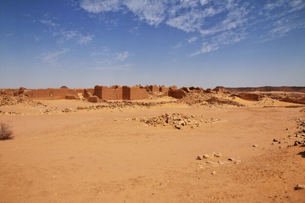 Kingdom kush - le rovine del tempio nel deserto del sahara in sudan