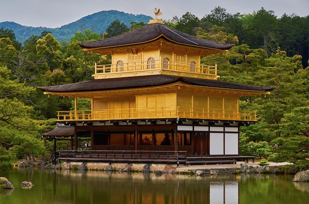 Kinkaku-ji bij het meer