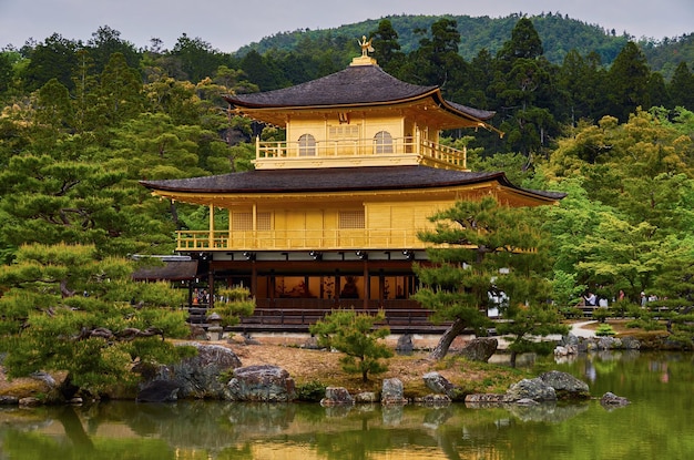 Kinkaku-ji-tempel te midden van bomen.