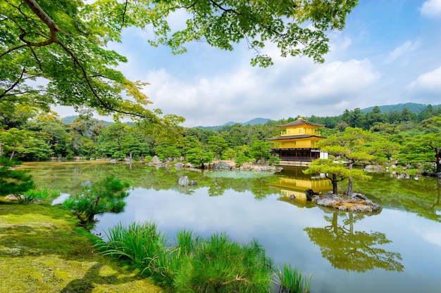 京都の仏教寺院にある金閣寺の金塔