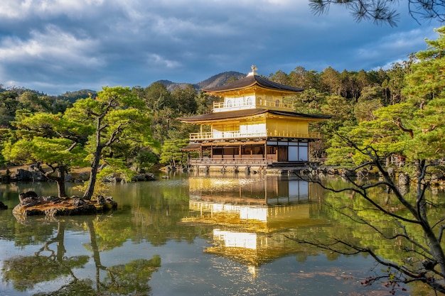 Foto il tempio kinkakuji con un bellissimo laghetto in stile zen e una foresta in autunno