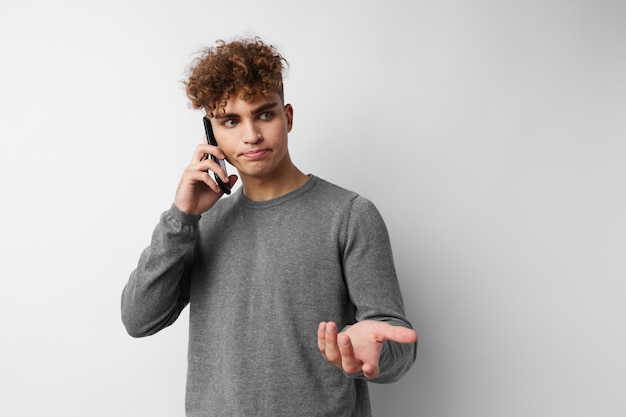 Kinky kerel technologie met telefoon selfie geïsoleerde achtergrond