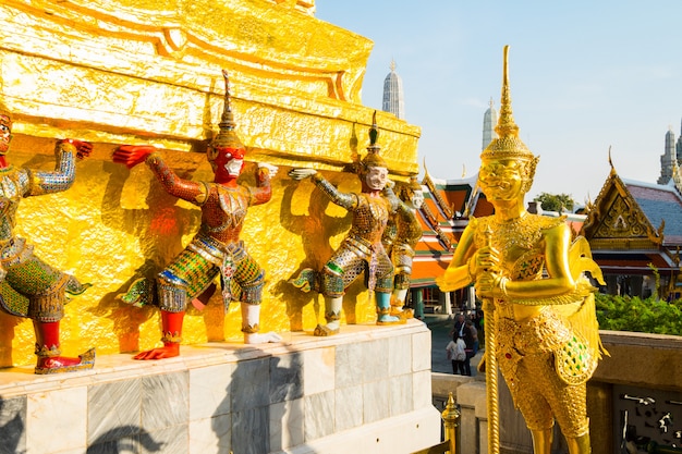 タイ、バンコクの有名なエメラルド寺院からKinnara