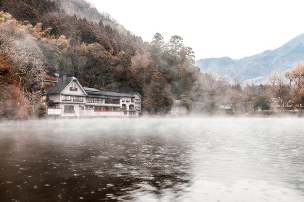 Photo kinrin lake is a famous landmark of yufuin town in kyushu island japan