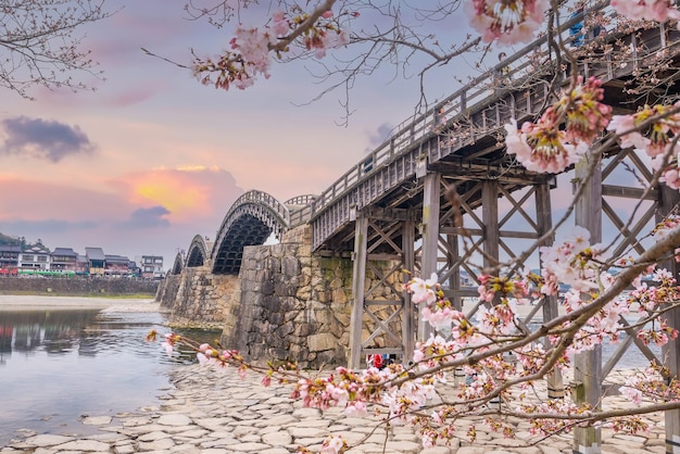 Ponte kintaikyo a iwakuni in giappone al tramonto