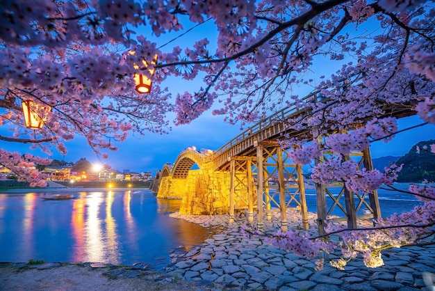 Kintaikyo-brug in Iwakuni Japan bij zonsondergang