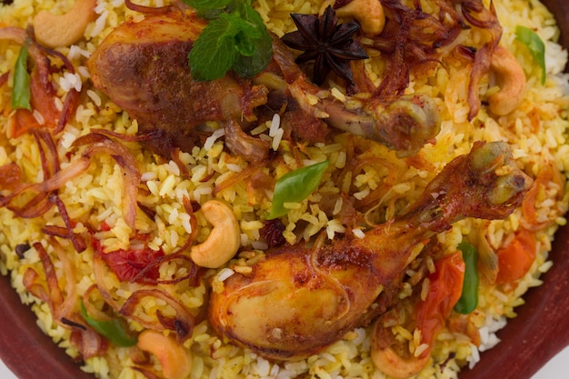 Kip biryani Kerala dum biriyani gemaakt met jeera rijst en kruiden gerangschikt in aardewerk