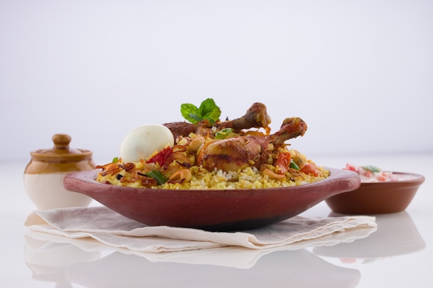 Kip biryani Kerala dum biriyani gemaakt met jeera rijst en kruiden gerangschikt in aardewerk