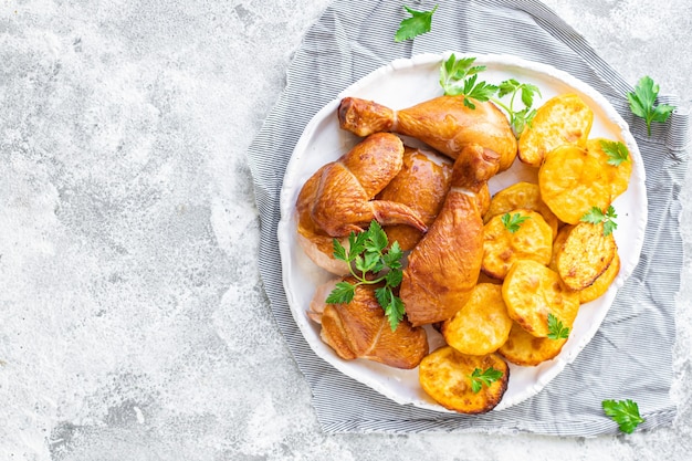 Kip en aardappelen gebakken gebakken groente gevogelte vleesschotel op tafel gezonde maaltijd snack