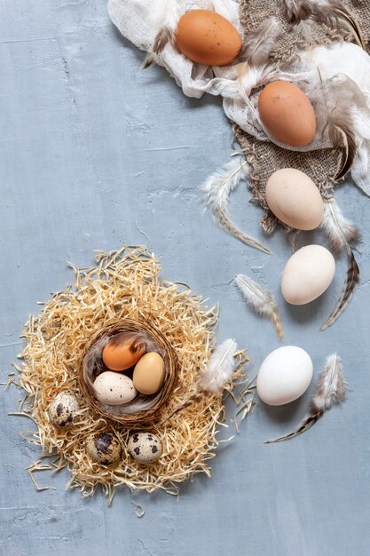 Kip en kwartel eieren op een plaat.