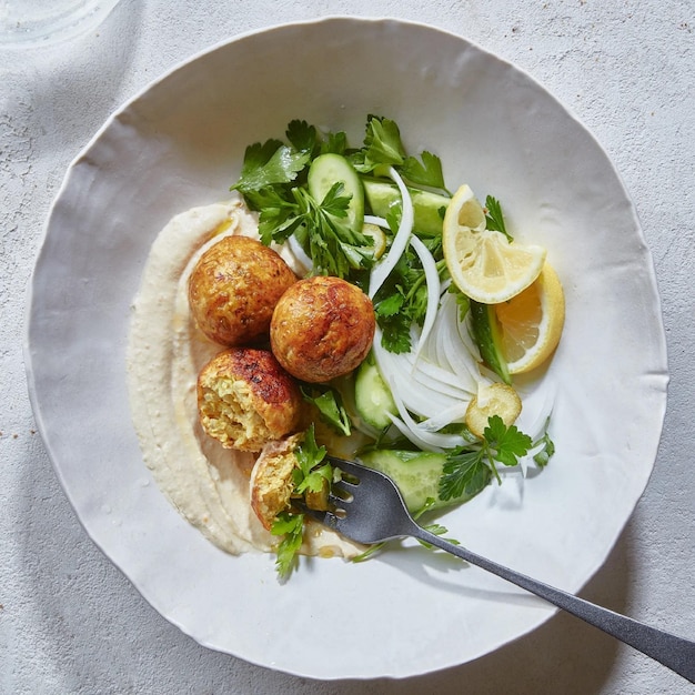 Kip en rijst gehaktballen met hummus