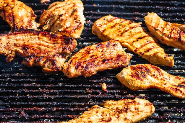 Kip en varkensvlees steak gegrild op een houtskool barbecue Top uitzicht op kamperen smakelijke barbecue eten concept eten op de grill en detail van eten op de grill