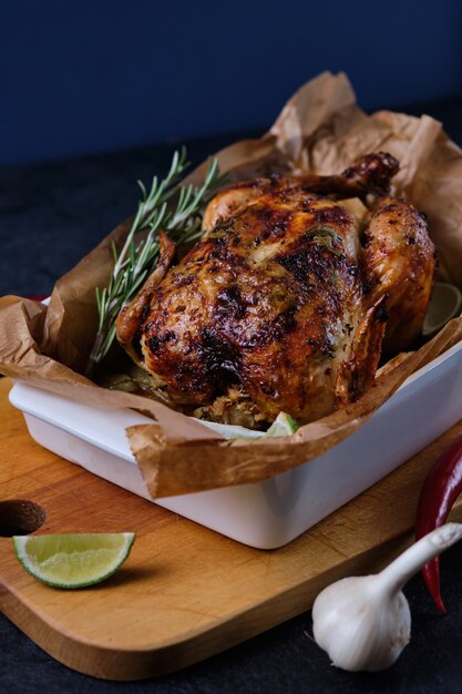 Kip gebakken in de oven met specerijen, citroen, kruiden en jonge aardappelen.