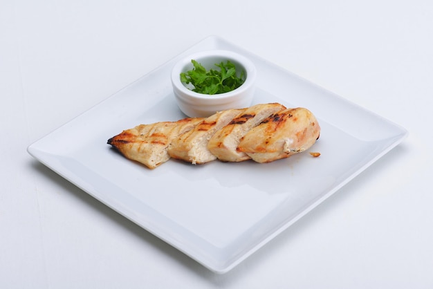 kip grill eten vlees gesneden geïsoleerd op een witte achtergrond