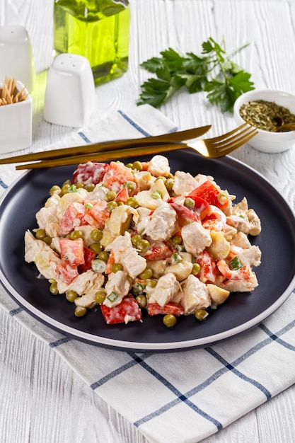 Kip groenten champignons salade op een bord