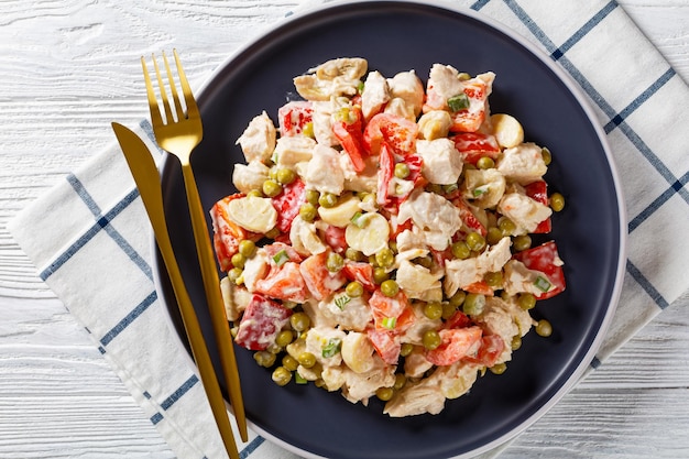 Kip groenten champignons salade op een bord