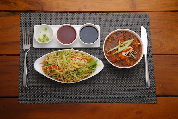 Kip Hakka Noodles en kip koud Indochinese recept gerangschikt in een ovale witte kom