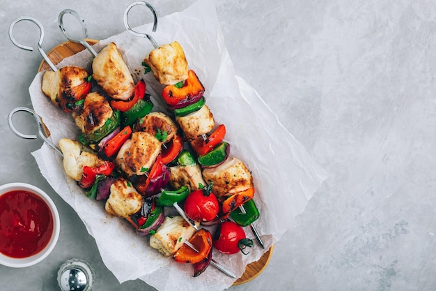 Kip kebab Gegrilde vleesspiesjes en groenten barbecue