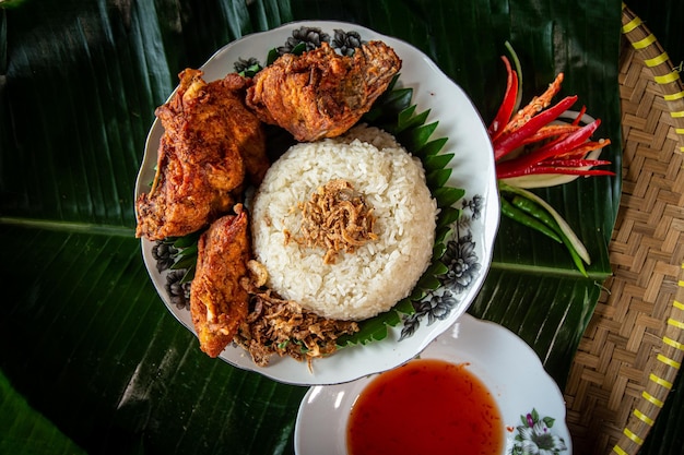 Kip Kleefrijst ook bekend als Pulut Ayam Normaal gegeten met gebakken kip