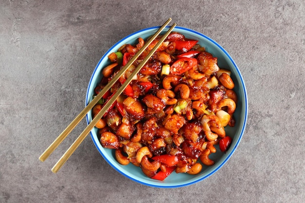 Kip kungpao. Gebakken kipstukjes met cashewnoten en paprika.