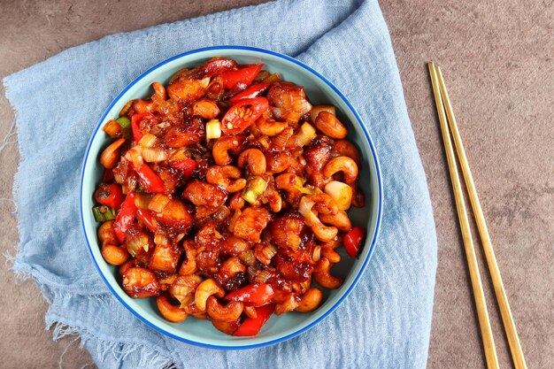 Kip kungpao. Gebakken kipstukjes met cashewnoten en paprika.