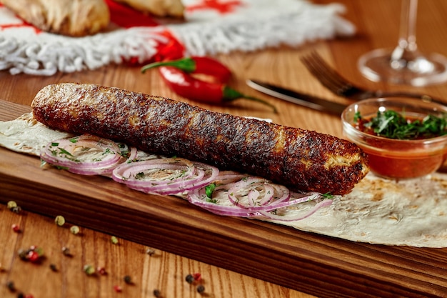 Kip lule kebab met lavash uiengroenten en satsebeli