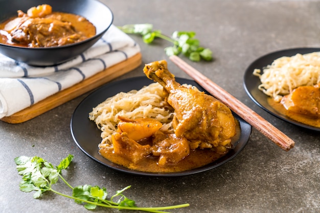 Kip Massaman Curry Pasta met Noodle