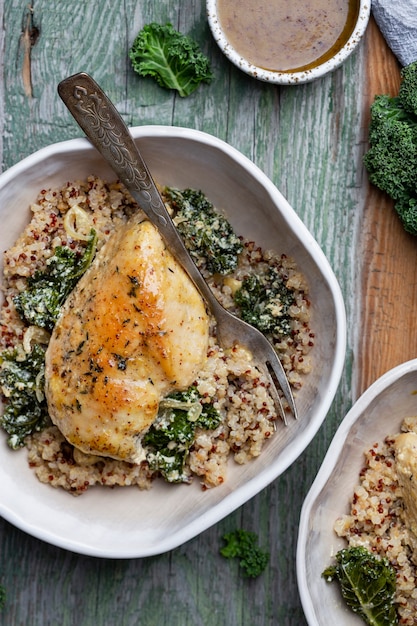 Kip met quinoa en cale met wijnsaus