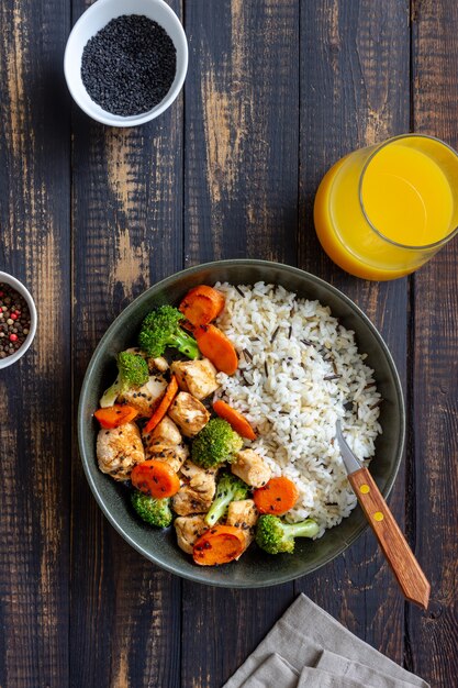 Kip met rijst, broccoli, wortelen en sojasaus. Gezond eten. Eetpatroon. Recept.