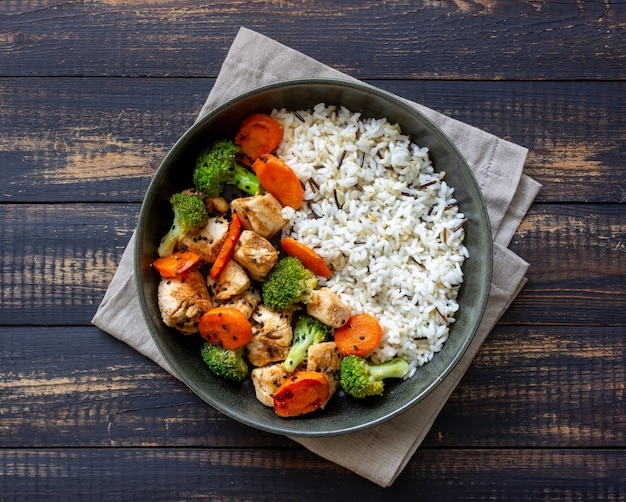 Foto kip met rijst, broccoli, wortelen en sojasaus. gezond eten. eetpatroon. recept.