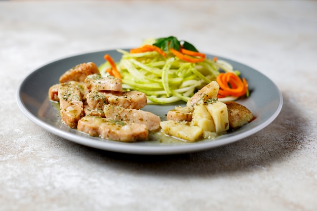 Kip met spaguetti van courgette