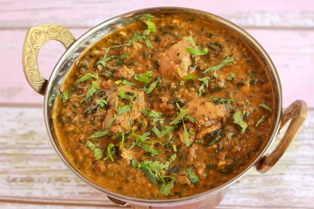 Foto kip palak korma masala gravy geserveerd in karahi geïsoleerd op tafel close-up top view van indiase specerijen eten