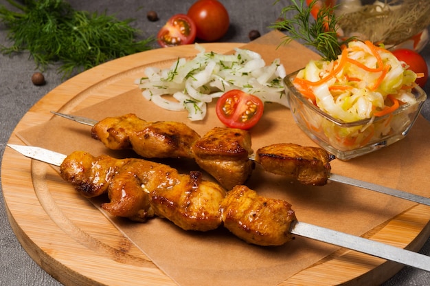 Kip shish kebab met ingelegde uien en koolsalade