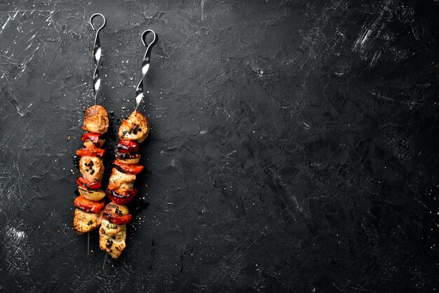 Kip shish kebab met uien en tomaten Barbecue Op een zwarte achtergrond Bovenaanzicht Vrije ruimte voor uw tekst Rustieke stijl