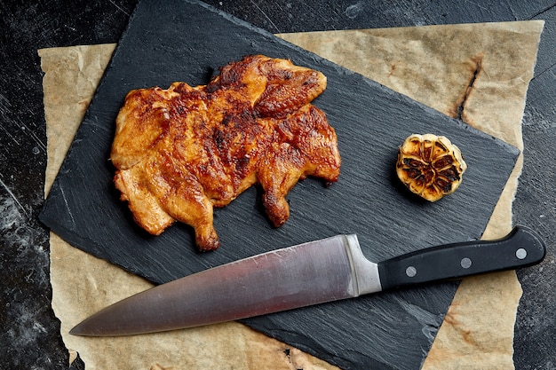 Kip steak met frietjes op een zwarte ondergrond