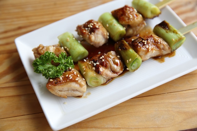 Kip teriyaki op hout achtergrond